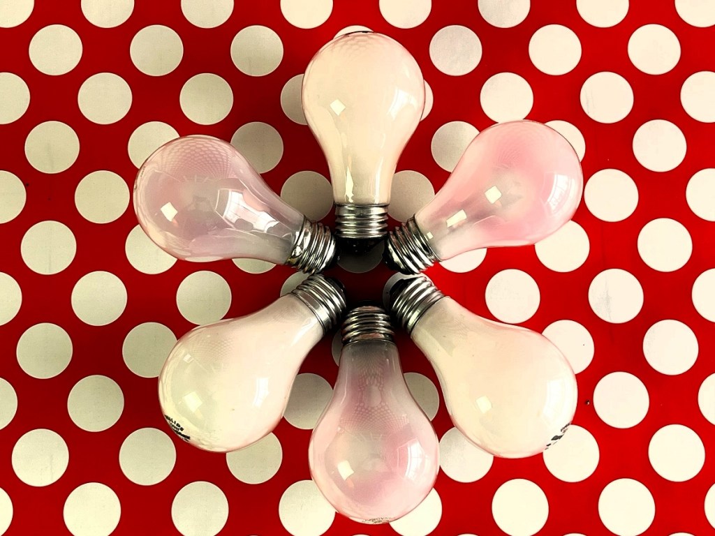 Six lightbulbs arranged like a daisy.